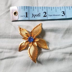 Vintage Gold Tone Flower Brooch